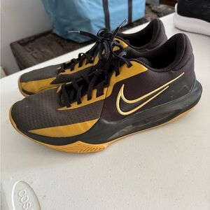 Nike Men’s Black and Gold Low-Top Sneakers STRIKE CONNECT